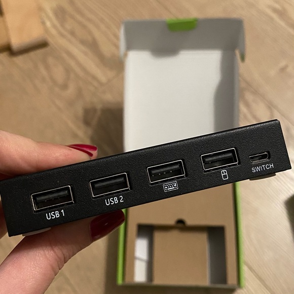 2x KVM Switches - Connect 2 computers to the same monitor, mouse and keyboard - Picture 1 of 11